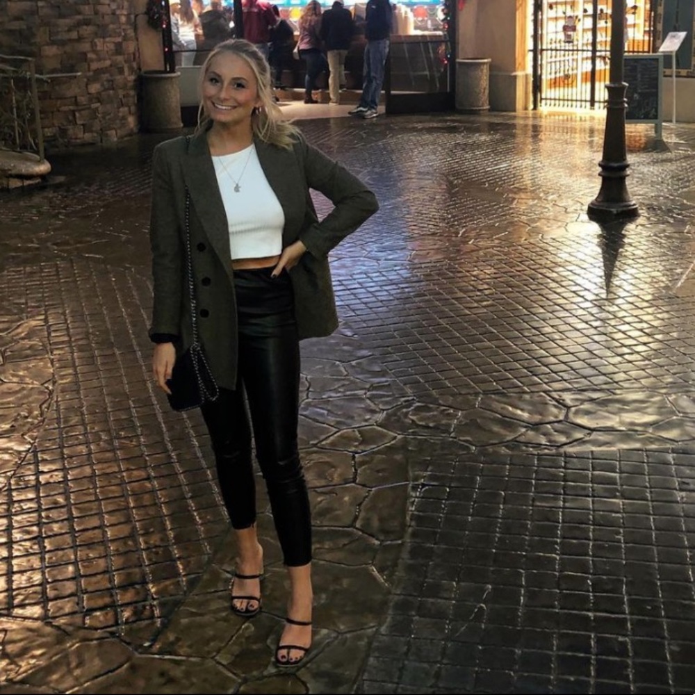 Meet your Posher, Christina